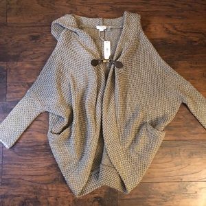 Hooded boutique sweater with clip